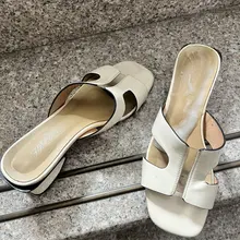 小区里生了孩子的宝妈的凉鞋👡感觉她老公就是绿帽癖，把自己夫人的鞋子放在外面，是不是就是想沾上野男人的精液嘞～