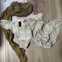 20代彼女様、なんと○学校の先生パンツを頂きました💕 授業の合間は短い休み時間のため、おしっこを拭ききれずに黄ばんだクロッチには強烈なおしっこ臭が残ってました…