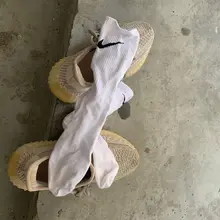 #射鞋 #玩鞋 #扫楼 #打胶 正所谓功夫不负有心人！一次玩不到就扫第二次，第二次扫不到就扫第三次…总有一次会成功！这不终于玩上了妹子的yeezy350！感觉…