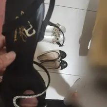 群友分享，小美回家过年了，房东同好帮她保养一下鞋子。