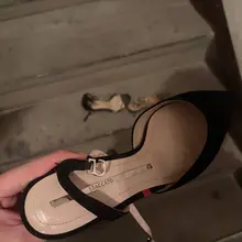 群里同好分享，收货一家极品点位，选了几双高跟拿到楼道保养。