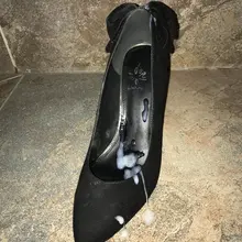 同好投稿，骚货老婆的黑色高跟，鞋上还有痕迹，她故意不擦就穿出去。这黑丝真想直接撕烂后入。