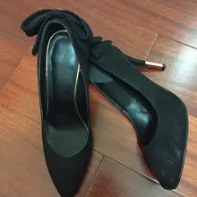 同好投稿，骚货老婆的黑色高跟，鞋上还有痕迹，她故意不擦就穿出去。这黑丝真想直接撕烂后入。