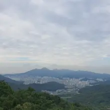 새벽/아침 산행 #180일째 오늘은 하늘이 아름답다. 저 멀리 옥색 하늘이 보인다. 가을바람 + 옥색하늘 + 희미한 구름 산책하기 딱 좋은 조…