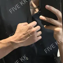 黑衬衫总能给人瑟瑟的感觉