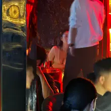目标锁定隔壁桌，大家觉得今晚我能把她拿下吗，桌上还有男的