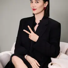 宋佳黑色西装裙秀美腿，红色点睛高跟鞋抢镜 (4p)