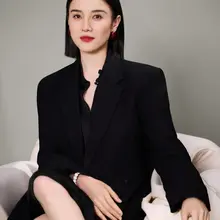 宋佳黑色西装裙秀美腿，红色点睛高跟鞋抢镜 (4p)