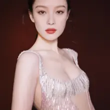 倪妮粉色镂空设计人鱼亮片裙秀事业线，尽显高雅自信魅力