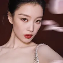 倪妮粉色镂空设计人鱼亮片裙秀事业线，尽显高雅自信魅力
