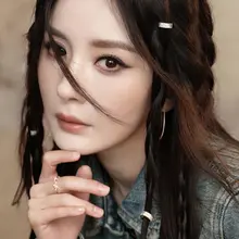 杨幂丹宁风情演绎复古韵味，一双性感白色尖头细高跟鞋展露极致魅力姿态