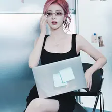 粉发佳人白鹿脚穿尖头细高跟大秀如玉般修长美腿，高跟足踝尽显迷人