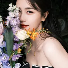 花园秘境中的女明星白鹿，一双透明水晶高跟鞋衬托白皙玉腿