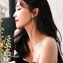 花园秘境中的女明星白鹿，一双透明水晶高跟鞋衬托白皙玉腿