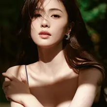 安慕希品牌代言人白鹿穿吊带蓝裙美腿光滑如玉出席宣传活动