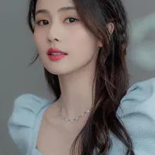 白鹿一袭浅蓝泡泡袖短裙甜美可人，脚踩银色绑带高跟大秀白皙无暇光腿！