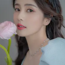 白鹿一袭浅蓝泡泡袖短裙甜美可人，脚踩银色绑带高跟大秀白皙无暇光腿！