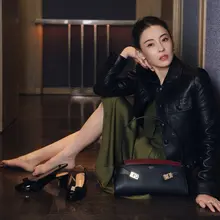 脱下漆皮小高跟的瞬间，张柏芝最随性的光腿赤足，演绎出最高级、最不羁的性感。