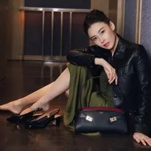 脱下漆皮小高跟的瞬间，张柏芝最随性的光腿赤足，演绎出最高级、最不羁的性感。