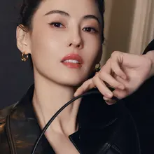 脱下漆皮小高跟的瞬间，张柏芝最随性的光腿赤足，演绎出最高级、最不羁的性感。