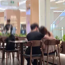 一组古早照片，单男搂着老婆逛街喝奶茶，我在后面跟着，话说有人能认出来这是啥地方不