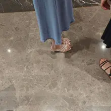 宾馆前台偶遇美女小姐姐，身材很哇塞脚也很美就是不知道待会会被谁操，，，