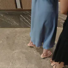 宾馆前台偶遇美女小姐姐，身材很哇塞脚也很美就是不知道待会会被谁操，，，