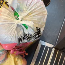 接我的显老单品，以及全程6个小时此起彼伏的小孩尖叫吵闹车厢，还不能带耳机，我人都要炸了