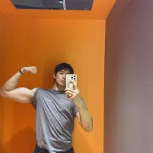 喜欢哥哥的大胳膊么 #单男 #北京线下 #男大 #体育生 #情侣 #双开门 #腹肌 #薄肌