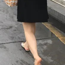 嫩嫩的脚后跟和脚底，怎么样呢？ #偷拍 #街拍 #盗摄 #美脚 #足交 #恋足 #美足 #美腿 #高跟鞋 #射精 #脚奴 #舔脚 #射脚 #脚趾 #足控 #腿控