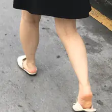 嫩嫩的脚后跟和脚底，怎么样呢？ #偷拍 #街拍 #盗摄 #美脚 #足交 #恋足 #美足 #美腿 #高跟鞋 #射精 #脚奴 #舔脚 #射脚 #脚趾 #足控 #腿控