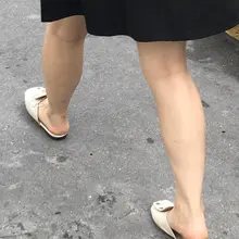 嫩嫩的脚后跟和脚底，怎么样呢？ #偷拍 #街拍 #盗摄 #美脚 #足交 #恋足 #美足 #美腿 #高跟鞋 #射精 #脚奴 #舔脚 #射脚 #脚趾 #足控 #腿控