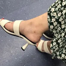 熟女白色高跟凉鞋，来舔一口吗？ #白丝 #美脚 #足交 #恋足 #美足 #美腿 #高跟鞋 #射精 #脚奴 #舔脚 #射脚 #脚趾 #足控 #腿控 #足底