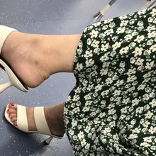 熟女白色高跟凉鞋，来舔一口吗？ #白丝 #美脚 #足交 #恋足 #美足 #美腿 #高跟鞋 #射精 #脚奴 #舔脚 #射脚 #脚趾 #足控 #腿控 #足底