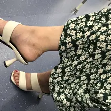 熟女白色高跟凉鞋，来舔一口吗？ #白丝 #美脚 #足交 #恋足 #美足 #美腿 #高跟鞋 #射精 #脚奴 #舔脚 #射脚 #脚趾 #足控 #腿控 #足底