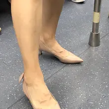 熟女+高跟鞋，完美搭配 #白丝 #美脚 #足交 #恋足 #美足 #美腿 #高跟鞋 #射精 #脚奴 #舔脚 #射脚 #脚趾 #足控 #腿控 #足底