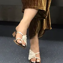 你们喜欢这种脚吗？足交应该很舒服吧 #白丝 #美脚 #足交 #恋足 #美足 #美腿 #高跟鞋 #射精 #脚奴 #舔脚 #射脚 #脚趾 #足控 #腿控 #足底