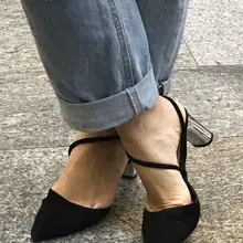 这种鞋也挺好看的，就是不知道脚趾怎么样。#美脚 #高跟鞋 #美腿 #少妇 #街拍 #偷拍 #恋足 #足控