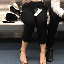 喜欢这样的鞋吗？#美脚 #地铁 #街拍 #偷拍