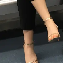 喜欢这样的鞋吗？#美脚 #地铁 #街拍 #偷拍