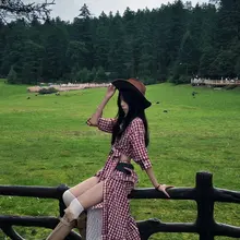 骚货母狗调教中...表面穿搭精致的小网红，实则只是个喜欢吃自己臭袜子，一边做出变态表情的骚货母狗，多少人意淫的长靴女神，实则只是一只等待主人下达命令，渴望被调…