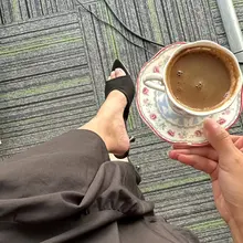 Kahvemi yudumlar, ayaklarımı uzatırım. ☕️ Dikkatinizi toplamak benim için yeter…