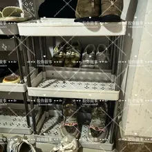 大学城附近的公寓就是出货多，这位更是大胆，直接把一大堆袜子，内衣，衣服放外面，还有各种名牌鞋子，Gucci，麦昆，Nike，aj这种，还有刚刚脱下来放在盆里准…