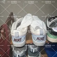 最近台风天，趁这个空当去扫扫楼，这双是家极品小年轻，这次刚刚好还有刚脱下来的袜子，有一股湿漉漉的汗味，鞋子穿的也蛮脏的了，还能听到里面在打电话，更多细节在群更…