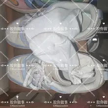 最近台风天，趁这个空当去扫扫楼，这双是家极品小年轻，这次刚刚好还有刚脱下来的袜子，有一股湿漉漉的汗味，鞋子穿的也蛮脏的了，还能听到里面在打电话，更多细节在群更…