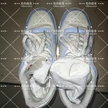 最近台风天，趁这个空当去扫扫楼，这双是家极品小年轻，这次刚刚好还有刚脱下来的袜子，有一股湿漉漉的汗味，鞋子穿的也蛮脏的了，还能听到里面在打电话，更多细节在群更…