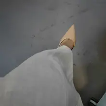 贱狗跪下。脖子抬高，眼睛只准盯着本小姐的鞋尖。你就是一条贱狗，没有资格思考，更没有资格反抗。本小姐说舔就舔，说滚就滚。今天不把你训到彻底听话、只会摇尾乞怜，就…