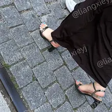 脚丫白嫩，凉鞋性感，长相甜美，足控眼中的满分女友