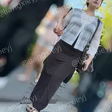 脚丫白嫩，凉鞋性感，长相甜美，足控眼中的满分女友