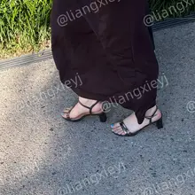 脚丫白嫩，凉鞋性感，长相甜美，足控眼中的满分女友